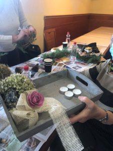 Izdelava adventnih aranžmajev v Dnevnem centru za vse generacije Straža 5